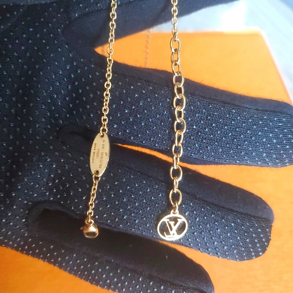 LV Essential V Necklace - Picture 8 of 12